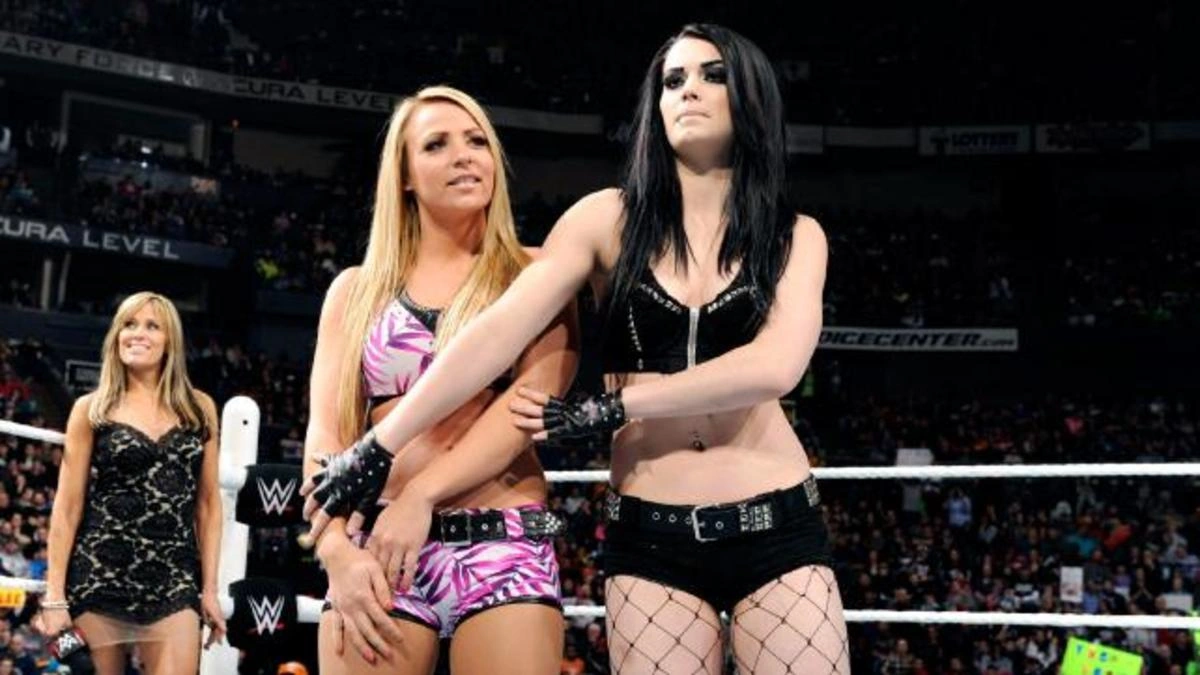 Paige & Emma Share Reunion Photos From Starrcast